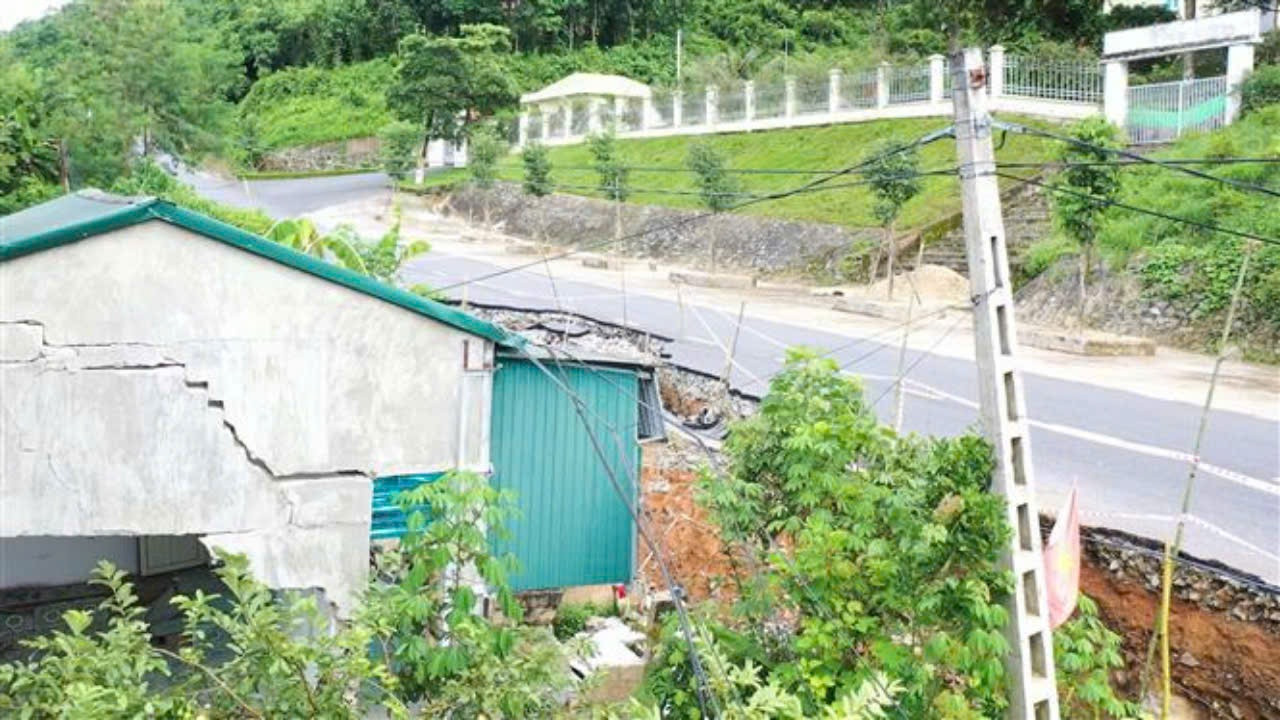 Nhà của người dân bị ảnh hưởng do sạt lở buộc phải di dời Nhà của người dân bị ảnh hưởng do sạt lở buộc phải di dời