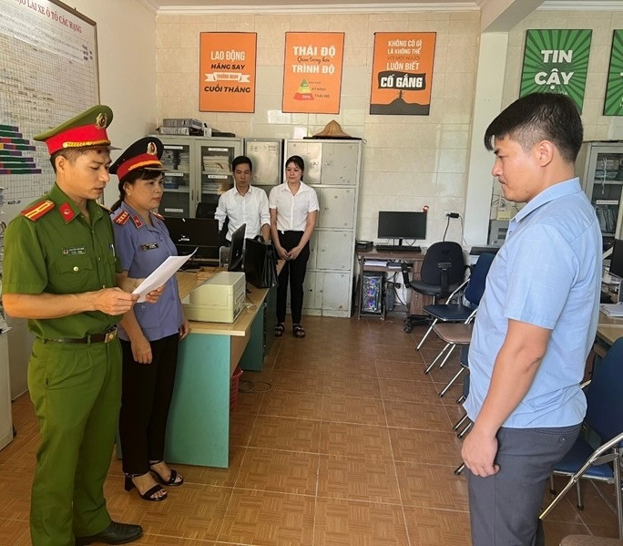 Cơ quan CSĐT Công an tỉnh Thanh Hóa thi hành lệnh khám xét nơi làm việc đối với ông Ngô Văn Giáp Cơ quan CSĐT Công an tỉnh Thanh Hóa thi hành lệnh khám xét nơi làm việc đối với ông Ngô Văn Giáp