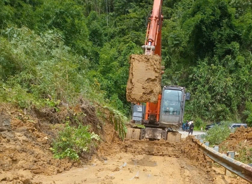 Lực lượng chức năng đã nhanh chóng khắc phục sạt lở để thông đường