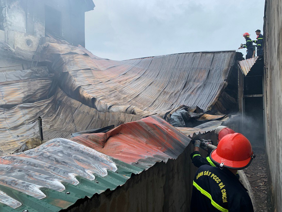 Lực lượng chức năng nỗ lực tiếp cận hiện trường Lực lượng chức năng nỗ lực tiếp cận hiện trường