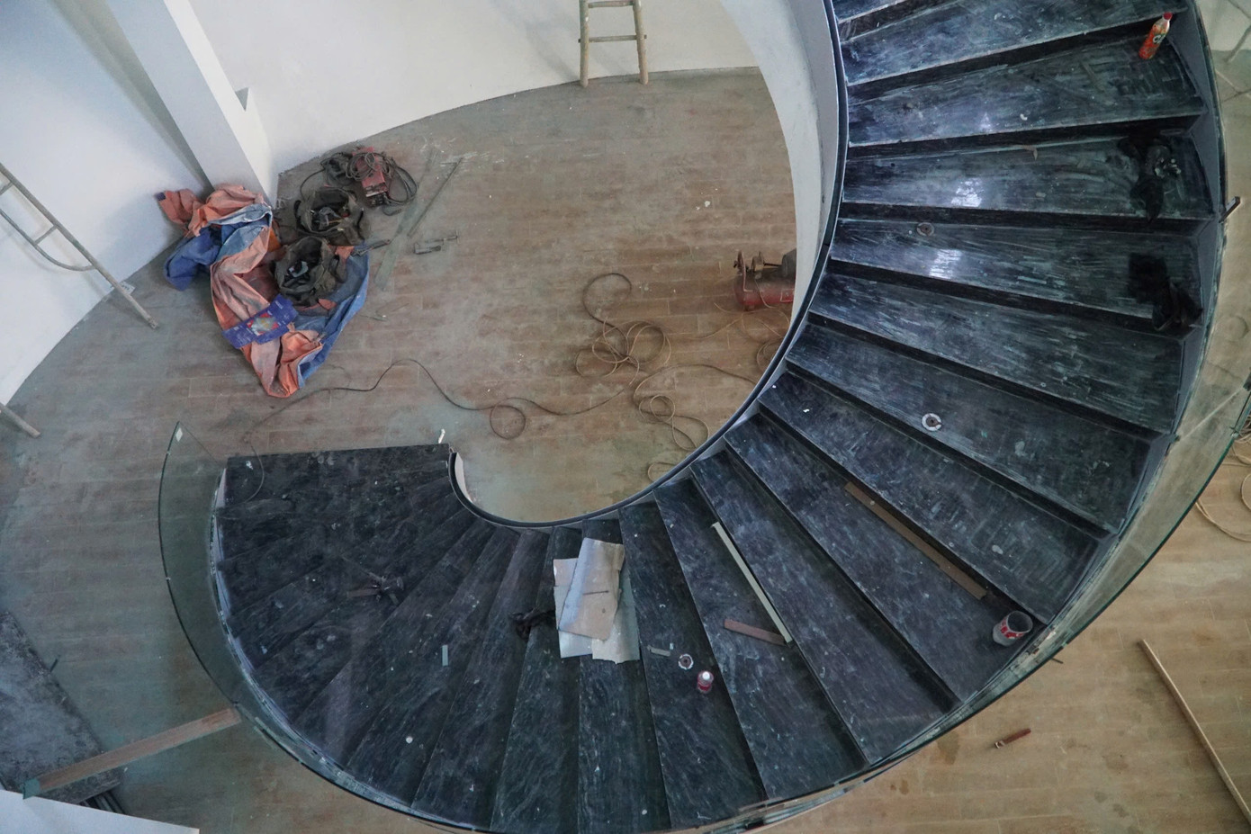 Phía trong thân tàu được thiết kế cầu thang lên xuống. Khu vực trong lòng tượng đài sẽ được bố trí như một bảo tàng thu nhỏ gồm các hiện vật sưu tầm và mô phỏng nội thất con tàu của Ba Lan, Liên Xô (cũ)... Phía trong thân tàu được thiết kế cầu thang lên xuống. Khu vực trong lòng tượng đài sẽ được bố trí như một bảo tàng thu nhỏ gồm các hiện vật sưu tầm và mô phỏng nội thất con tàu của Ba Lan, Liên Xô (cũ)...