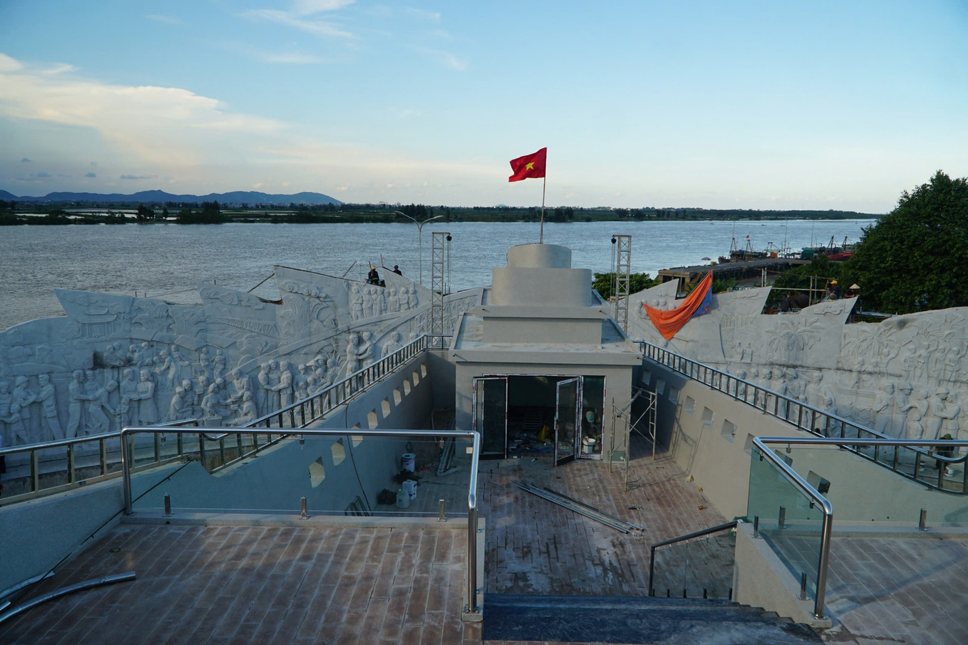 Phần boong tàu được lắp hệ thống lan can để du khách và người dân đứng tham quan, ngắm cảnh. Phần boong tàu được lắp hệ thống lan can để du khách và người dân đứng tham quan, ngắm cảnh.