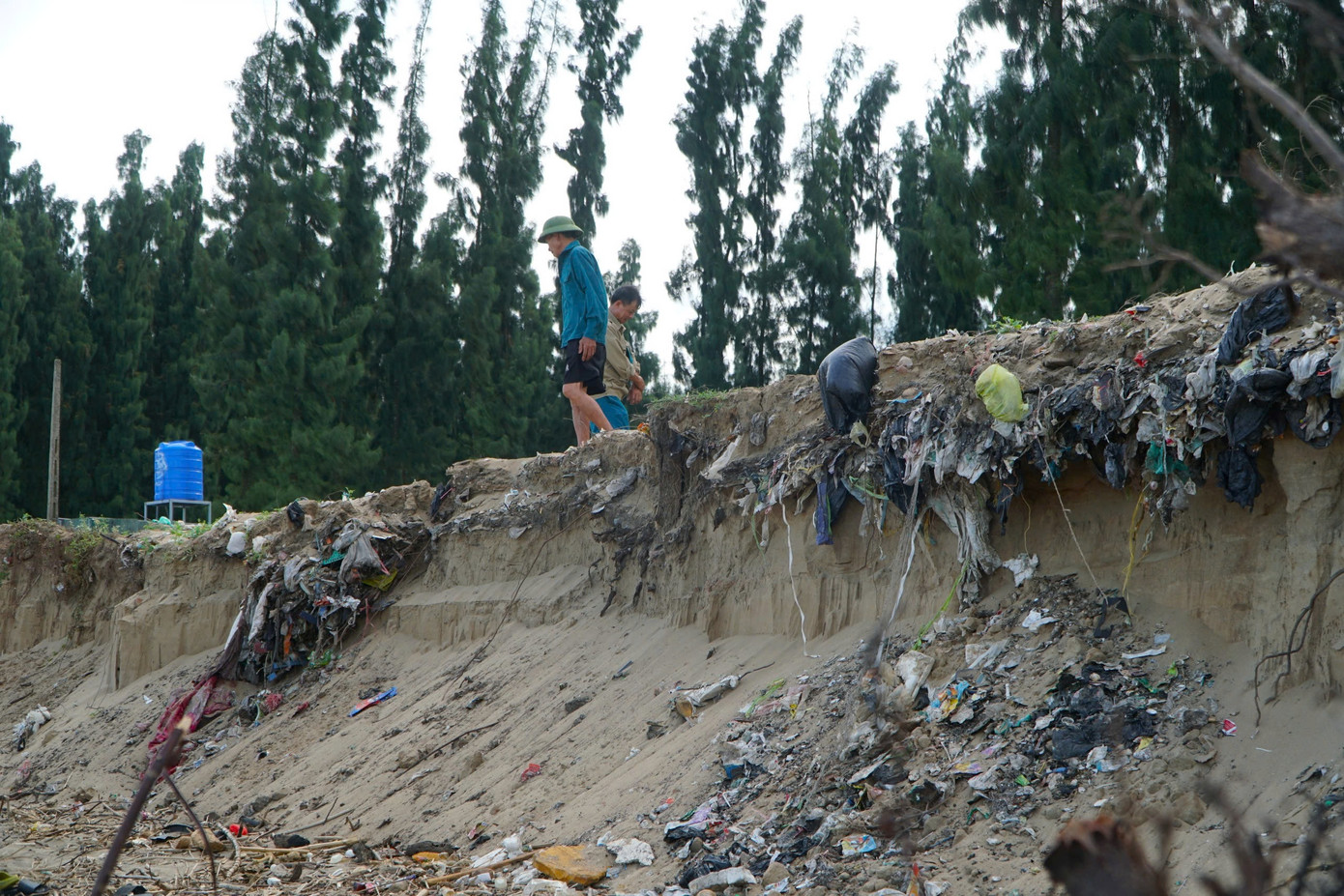 Sạt lở, xâm thực bờ biển đang diễn biến phức tạp tại huyện Hoằng Hoá