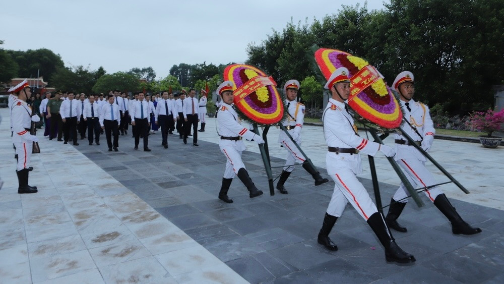 Đoàn đại biểu Tỉnh ủy, HĐND, UBND, Ủy ban MTTQ tỉnh Thanh Hóa đặt vòng hoa, dâng hương tại Nghĩa trang liệt sĩ Hàm Rồng.