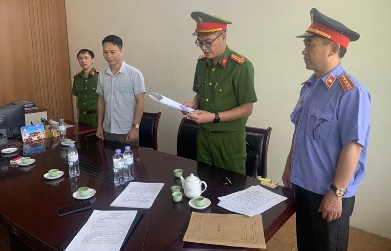 Cơ quan CSĐT Công an tỉnh Thanh Hóa thi hành lệnh khám xét nơi làm việc đối với bị can Phạm Văn Hồng Cơ quan CSĐT Công an tỉnh Thanh Hóa thi hành lệnh khám xét nơi làm việc đối với bị can Phạm Văn Hồng