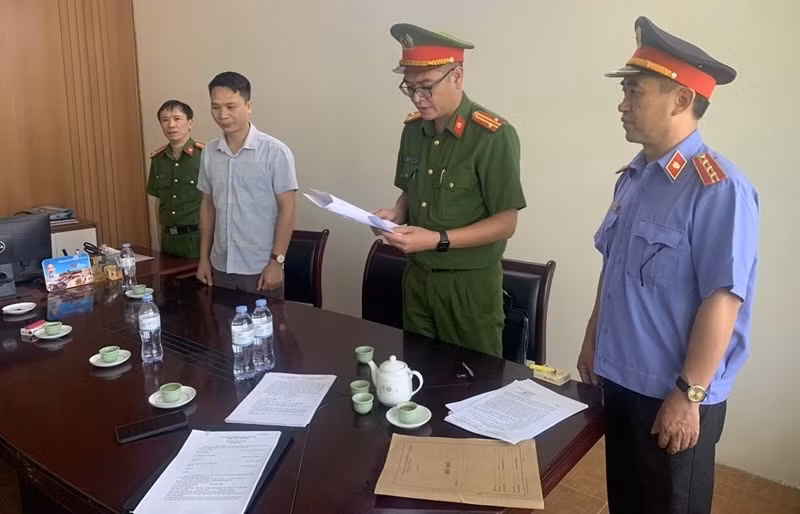 Cơ quan CSĐT Công an tỉnh Thanh Hóa thi hành lệnh khám xét nơi làm việc đối với bị can Phạm Văn Hồng Cơ quan CSĐT Công an tỉnh Thanh Hóa thi hành lệnh khám xét nơi làm việc đối với bị can Phạm Văn Hồng