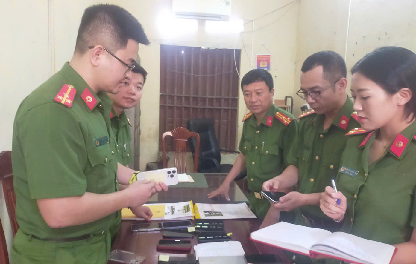 Cơ quan công an kiểm tra tang vật vụ án Cơ quan công an kiểm tra tang vật vụ án