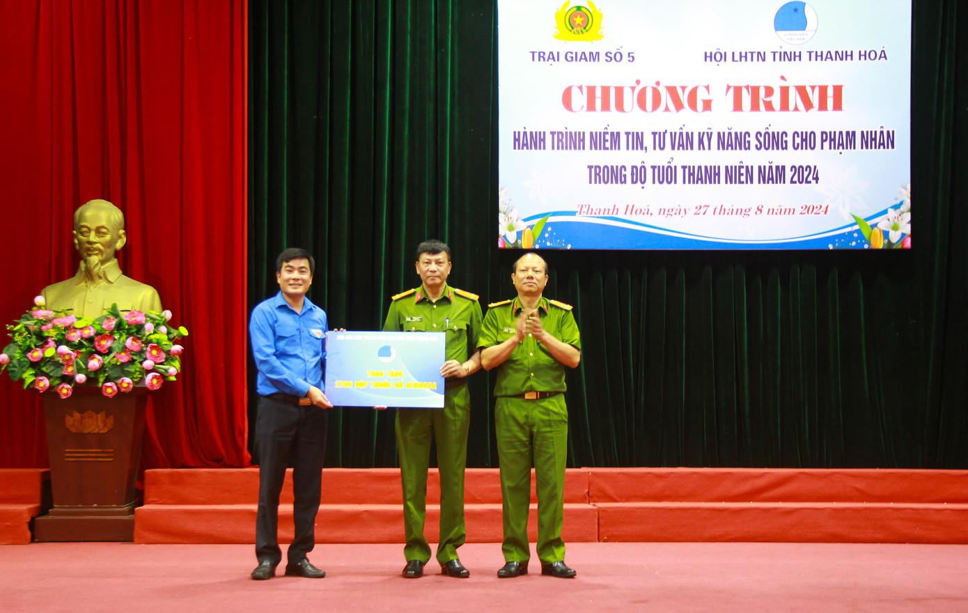 Anh Lê Văn Châu - Bí thư Tỉnh Đoàn Thanh Hóa, Chủ tịch HLHTN Việt Nam tỉnh Thanh Hóa tặng quà trại giam