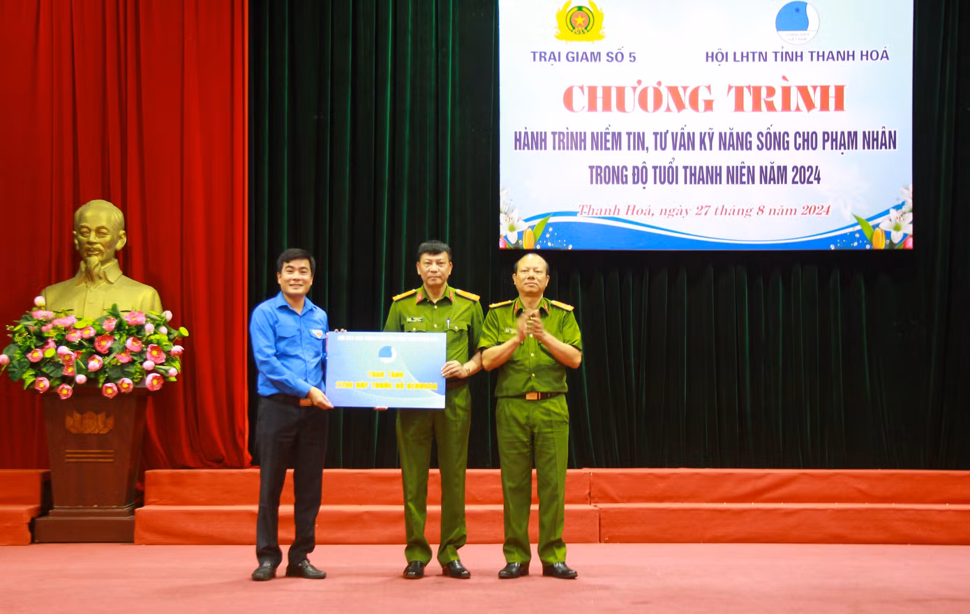 Anh Lê Văn Châu - Bí thư Tỉnh Đoàn Thanh Hóa, Chủ tịch HLHTN Việt Nam tỉnh Thanh Hóa tặng quà trại giam