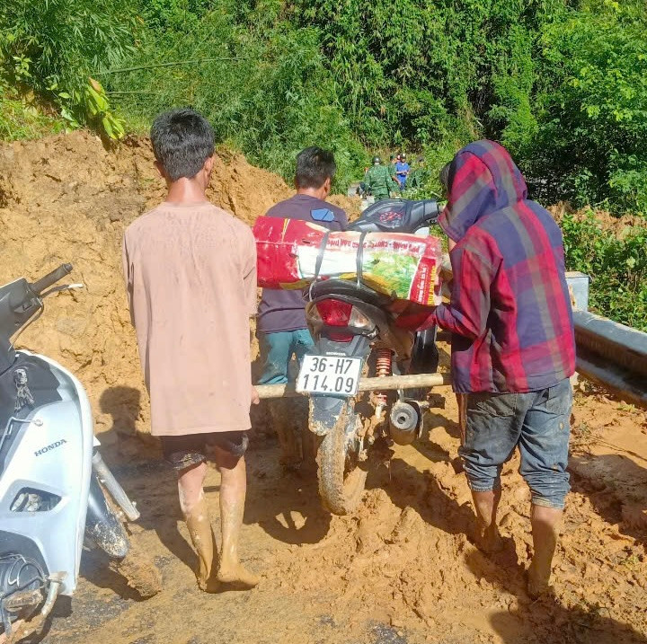 Nhiều người dân nỗ lực vượt qua đất đá sạt lở. Nhiều người dân nỗ lực vượt qua đất đá sạt lở.