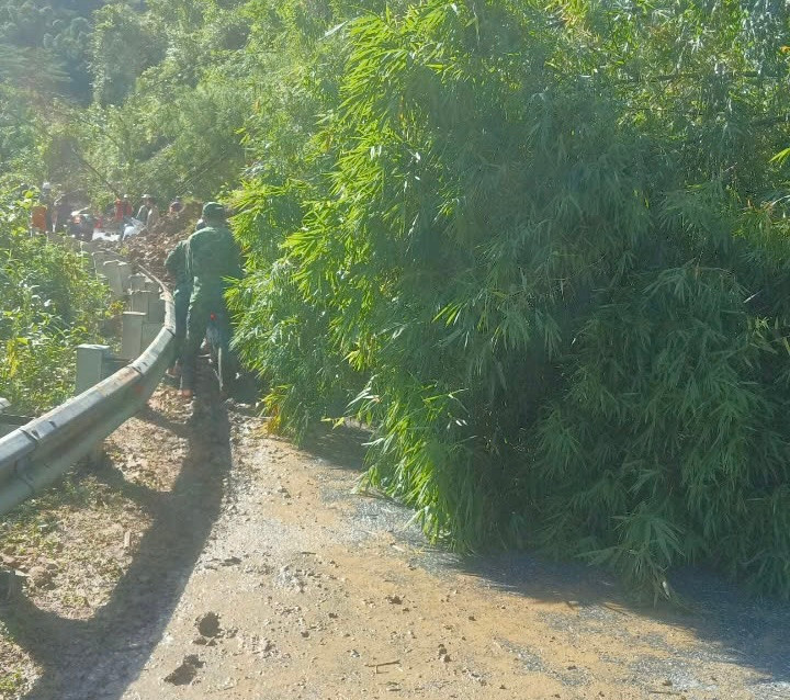 Đất đá, cây rừng sạt lở, tràn lấp mặt đường Quốc lộ 15C Đất đá, cây rừng sạt lở, tràn lấp mặt đường Quốc lộ 15C