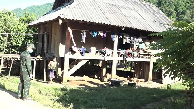 Lực lượng chức năng đến từng nhà dân để tuyên truyền công tác phòng chống dịch bạch hầu Lực lượng chức năng đến từng nhà dân để tuyên truyền công tác phòng chống dịch bạch hầu