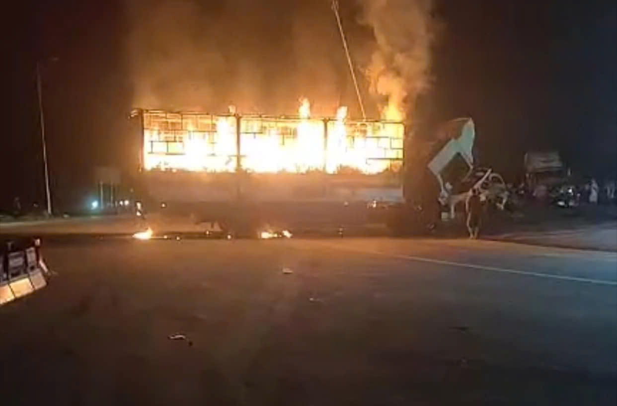 Cả thùng xe chở hàng hóa, bưu phẩm bốc cháy