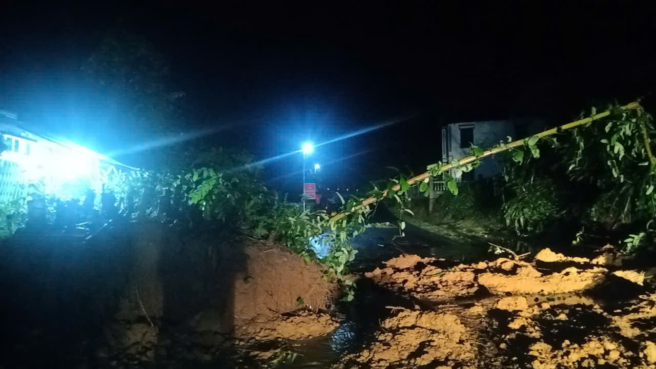 Ngay sau khi xuất hiện sạt lở, lực lượng chức năng đã triển khai các giải pháp khắc phục lúc rạng sáng 26/8. Ngay sau khi xuất hiện sạt lở, lực lượng chức năng đã triển khai các giải pháp khắc phục lúc rạng sáng 26/8.