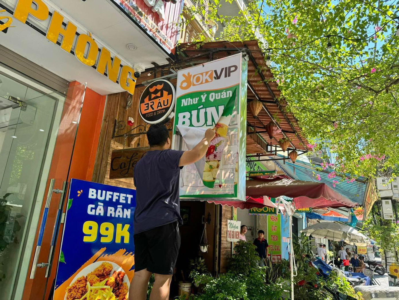 Các cửa hàng, quán ăn được làm biển quảng cáo miễn phí theo thiết kế gắn logo