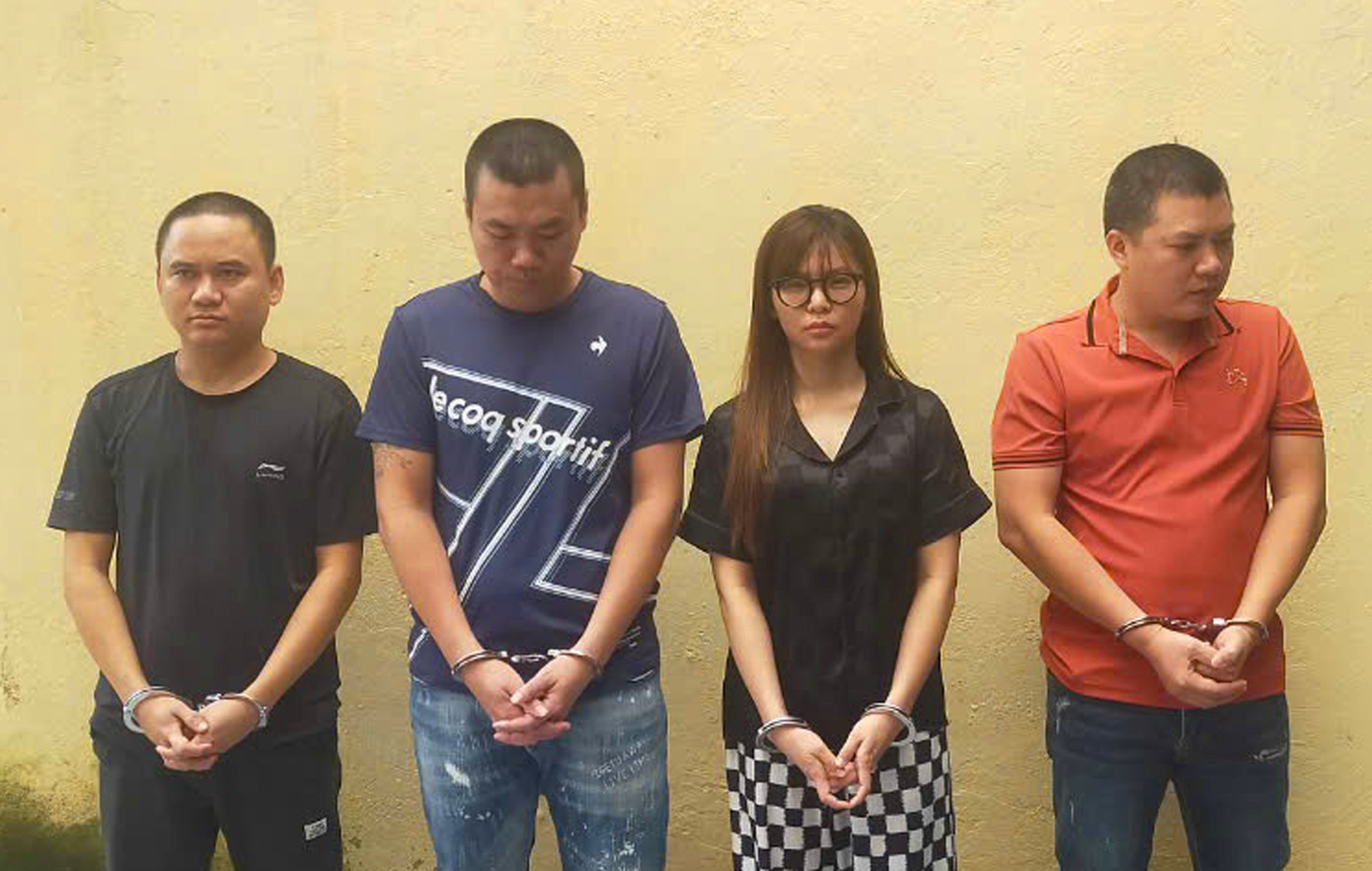 Các đối tượng Trần Hoàng Minh, Ngụy Phan Kiên, Nguyễn Lan Anh và Hoàng Trọng Cường (từ trái qua phải) bị bắt giữ Các đối tượng Trần Hoàng Minh, Ngụy Phan Kiên, Nguyễn Lan Anh và Hoàng Trọng Cường (từ trái qua phải) bị bắt giữ