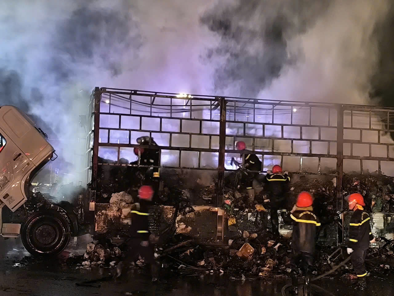 Một số lượng lớn hàng hoá, bưu phẩm đã bị cháy