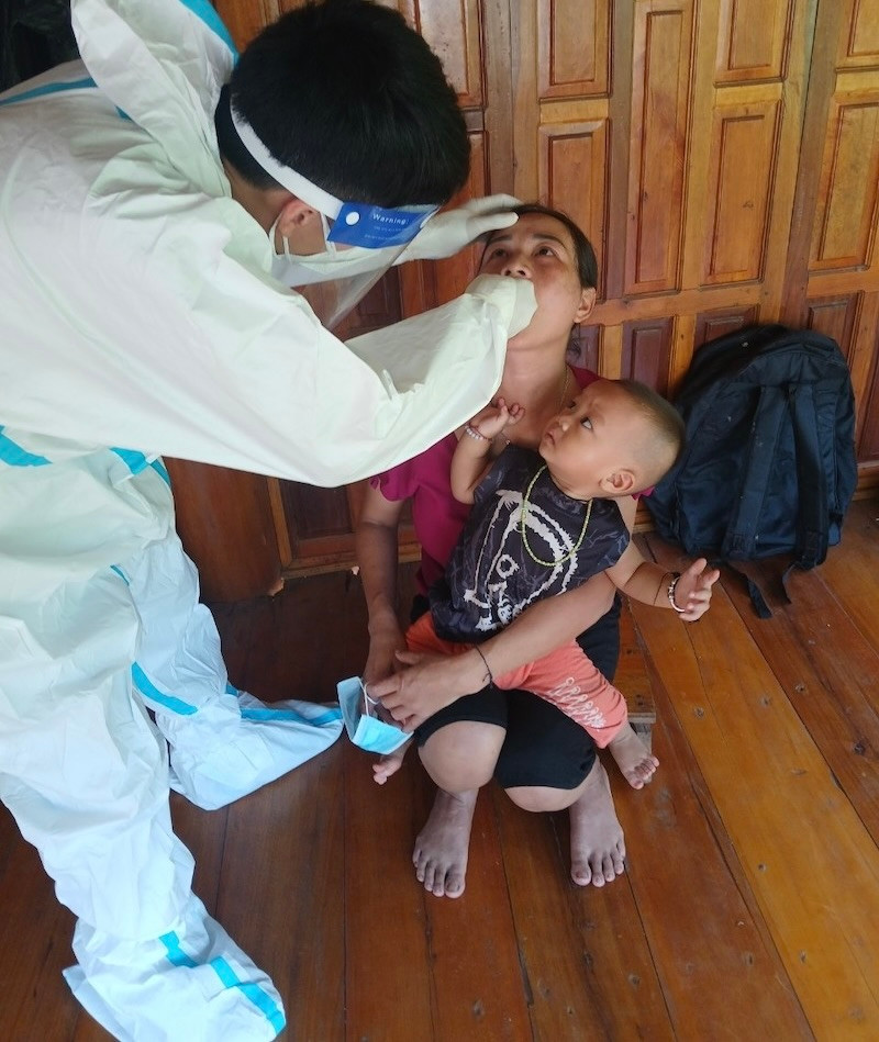 Nhân viên y tế lấy mẫu bệnh phẩm trường hợp tiếp xúc gần với bệnh nhân Ph.L.M., làm xét nghiệm chẩn đoán