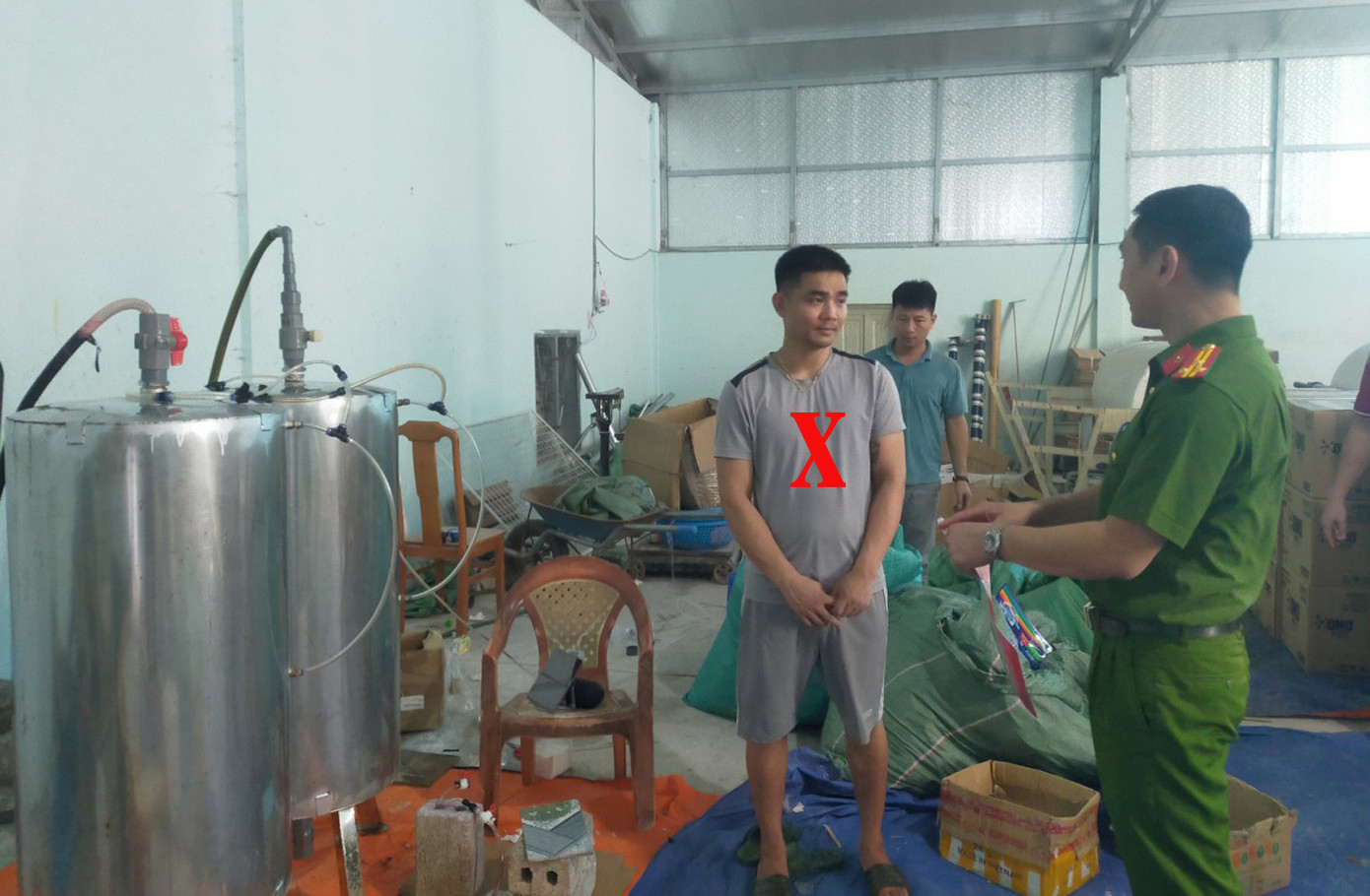 Bên trong khu vực sản xuất của Lê Hạ Tuấn (dấu X), lực lượng công an thu giữ lượng lớn hóa chất, thiết bị dùng để sản xuất hàng giả Bên trong khu vực sản xuất của Lê Hạ Tuấn (dấu X), lực lượng công an thu giữ lượng lớn hóa chất, thiết bị dùng để sản xuất hàng giả