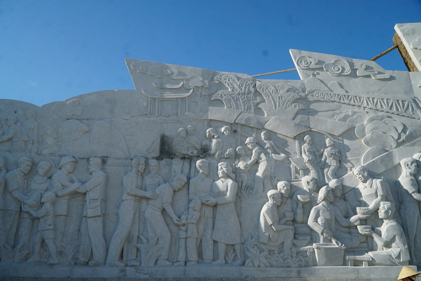 Ngoài thể hiện giá trị lịch sử, ý nghĩa và bài học về tinh thần đoàn kết dân tộc của sự kiện tập kết năm 1954... chương trình còn thể hiện sự tri ân, tôn vinh công lao, đóng góp to lớn của các tầng lớp nhân dân tỉnh Thanh Hoá đã khắc phục khó khăn, chuẩn bị cơ sở vật chất, lương thực, nhu yếu phẩm cần thiết để tiếp đón cán bộ, chiến sỹ, học sinh cùng nhiều gia đình cách mạng miền Nam tập kết... Những bức tượng lớn được làm bằng đá, tái hiện lại những hoạt động của đồng bào, cán bộ chiến sĩ miền Nam di chuyển đến thành phố Sầm Sơn, tỉnh Thanh Hóa. Ngoài thể hiện giá trị lịch sử, ý nghĩa và bài học về tinh thần đoàn kết dân tộc của sự kiện tập kết năm 1954... chương trình còn thể hiện sự tri ân, tôn vinh công lao, đóng góp to lớn của các tầng lớp nhân dân tỉnh Thanh Hoá đã khắc phục khó khăn, chuẩn bị cơ sở vật chất, lương thực, nhu yếu phẩm cần thiết để tiếp đón cán bộ, chiến sỹ, học sinh cùng nhiều gia đình cách mạng miền Nam tập kết... Những bức tượng lớn được làm bằng đá, tái hiện lại những hoạt động của đồng bào, cán bộ chiến sĩ miền Nam di chuyển đến thành phố Sầm Sơn, tỉnh Thanh Hóa.