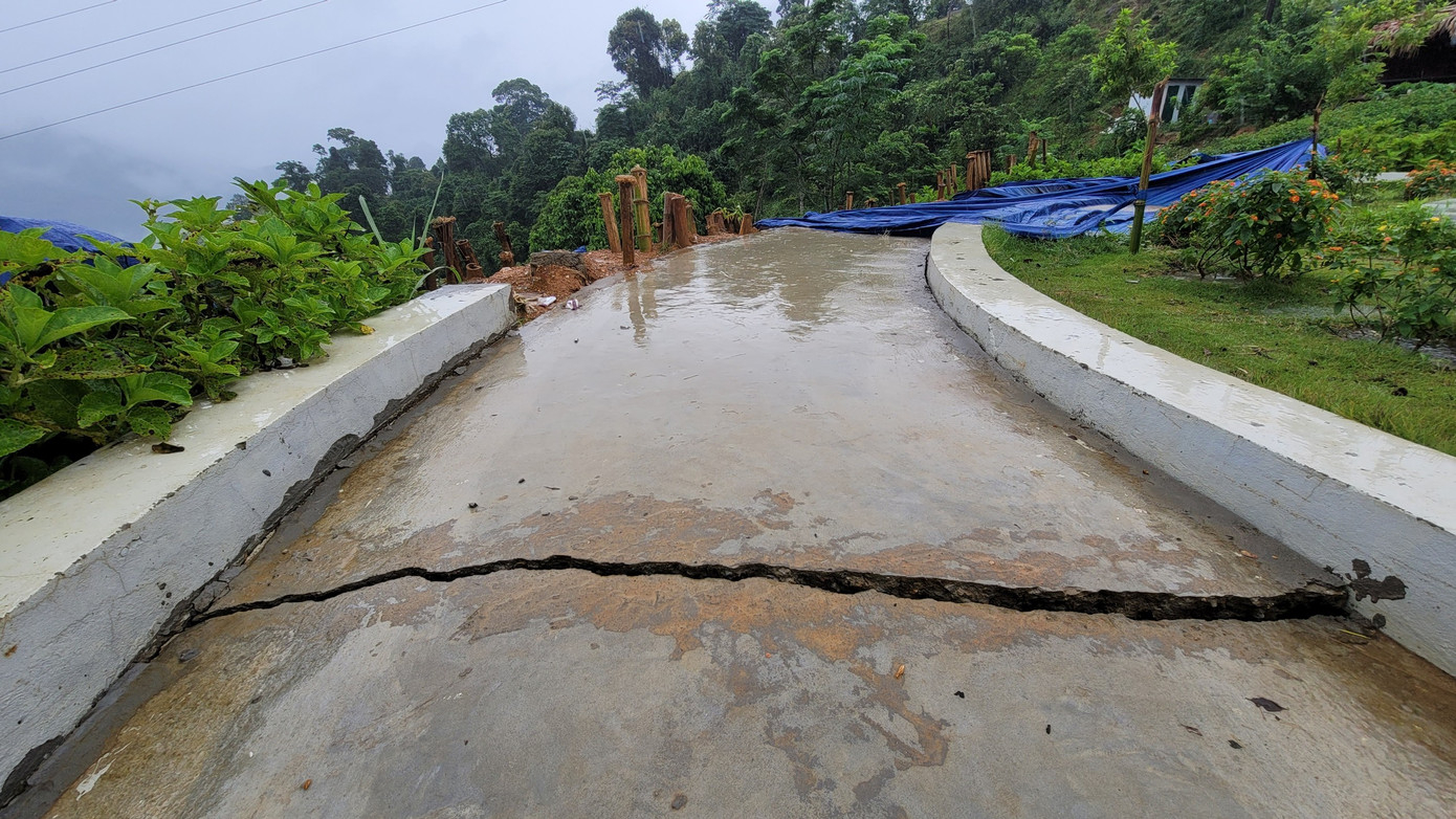 Vết nứt ngang dưới chân phiến đá lớn.