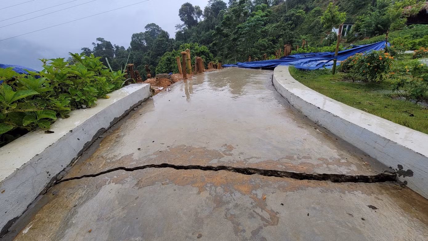 Vết nứt ngang dưới chân phiến đá lớn.