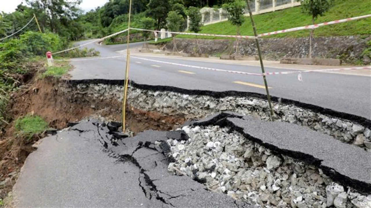 Vết nứt toác sâu trên mặt đường Vết nứt toác sâu trên mặt đường