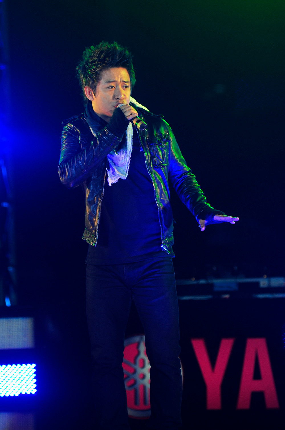 Tuấn Hưng với Sống và Tình yêu phôi pha