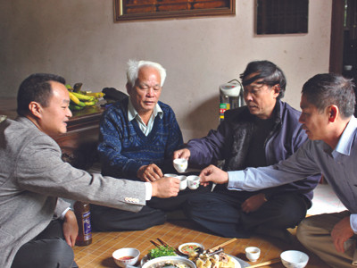 Tác giả (bìa trái) cùng Tướng Quắc và Việt Chiến tại nhà Tướng Quắc ở Thanh Hà. Ảnh: Trung Hiền