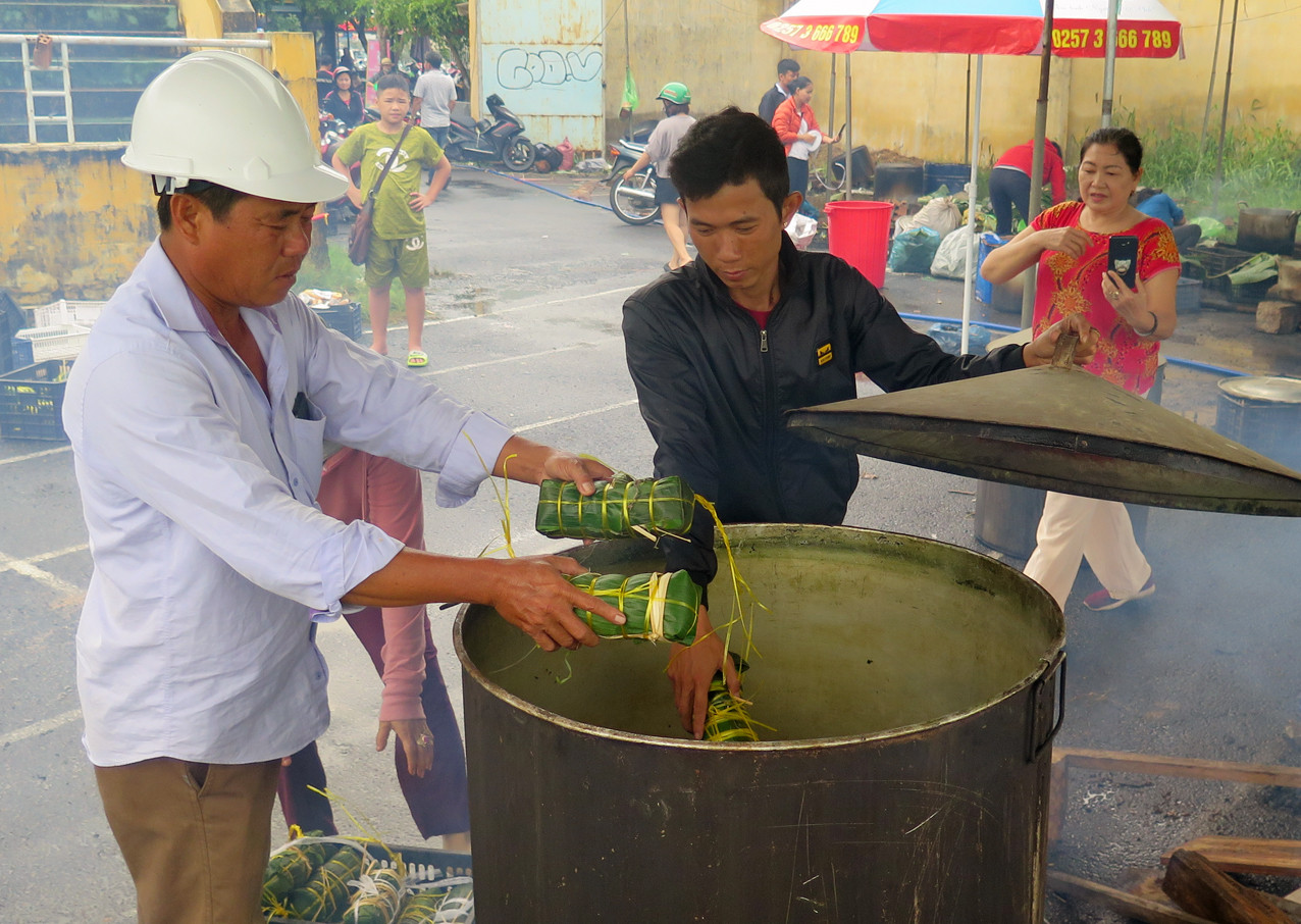 Người dân nhiều tỉnh thành ngày đêm 'gói yêu thương' gửi bà con miền Trung ảnh 15