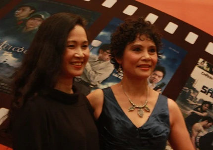 Nữ diễn viên Lan Hương và Minh Châu duyên dáng trên thảm đỏ tới dự lễ trao giải Cánh diều vàng 2011. 