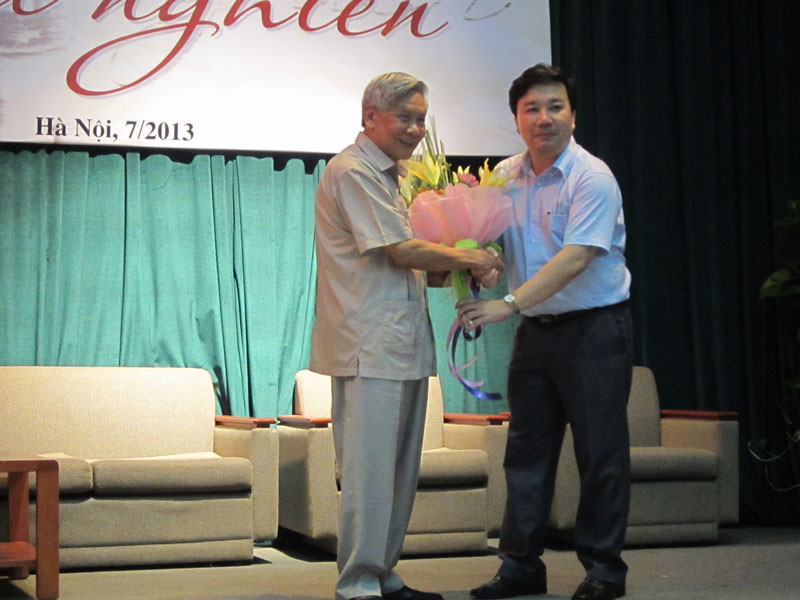 Nhà trường tặng hoa đồng chí Lê Khả Phiêu