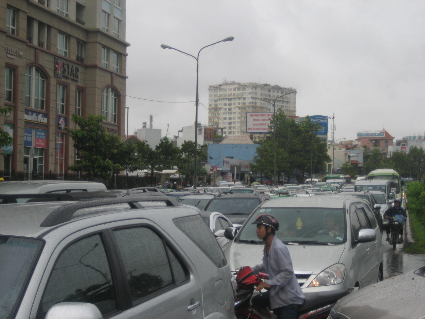 Hàng ngàn phương tiện ùn ứ trên các tuyến đường