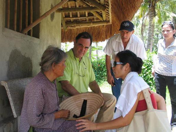Đạo diễn Oliver Stone (ngồi ghế) đang chăm chú nghe câu chuyện của bà Hà Thị Quý (82 tuổi), một nạn nhân sống sót sau vụ thảm sát Đạo diễn Oliver Stone (ngồi ghế) đang chăm chú nghe câu chuyện của bà Hà Thị Quý (82 tuổi), một nạn nhân sống sót sau vụ thảm sát