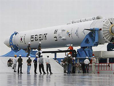 Tên lửa đẩy KSLV-1 đang vào bệ phóng - Ảnh: devicemag.com