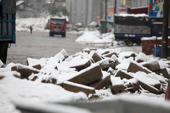 Tuyến phố mới mở được phủ tuyết trắng Tuyến phố mới mở được phủ tuyết trắng Bài viết: http://news.zing.vn/Khach-du-lich-do-xo-len-Sa-Pa-trong-tuyet-trang-post377656.html#home_featured.noibat Nguồn Zing News