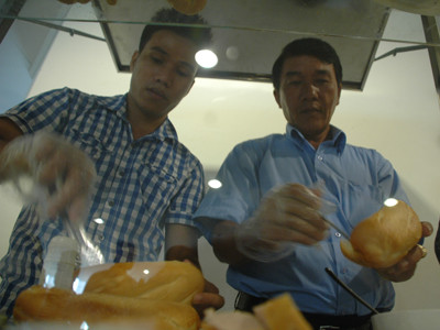 Hiển bán bánh mì phụ giúp gia đình