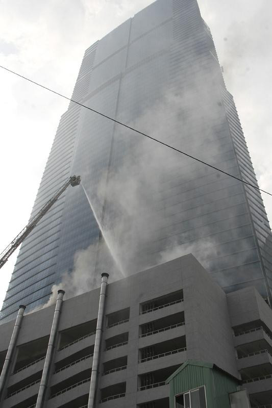 Lực lượng cứu hỏa ra sức dập lửa