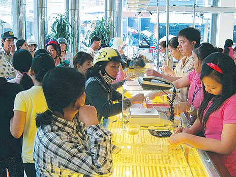 Nhiều người dân đến bán vàng tại tiệm vàng Kim Yến. Ảnh: Bảo Vân