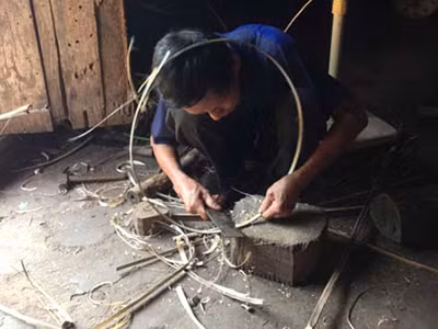 Ông Ngà (ông nội Lê Văn Luyện) cui cút trong căn nhà dột nát. Ảnh: Người đưa tin