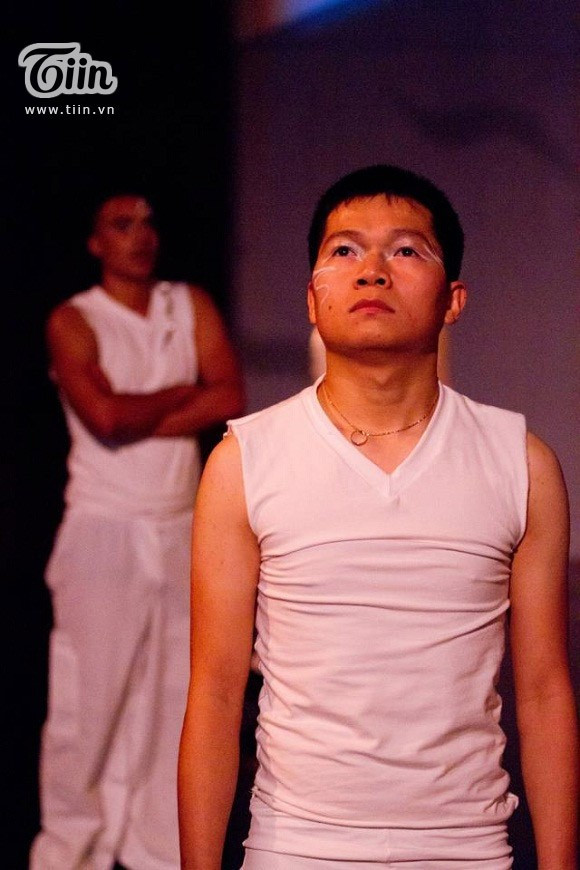 Một niềm đam mê khác của thầy Chí Hiếu là múa đương đại