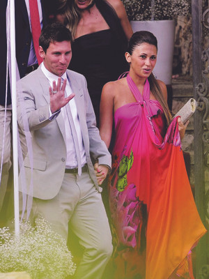 Messi luôn chung tình với cô bạn gái từ thủa thanh mai trúc mã Antonella. Ảnh: Action Images