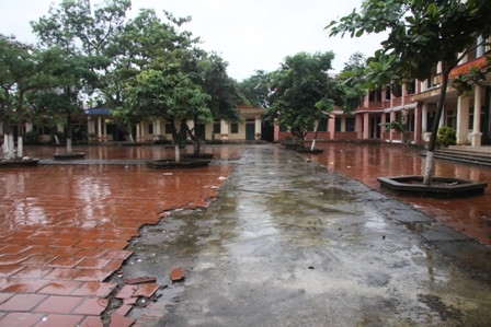 Sân trường rộng mênh mông này cũng chưa được nghiệm thu, nhưng đã nhanh chóng bong tróc giống như nhiều hạng mục khác