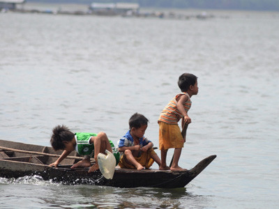 Lại một cái Tết Trung thu sắp qua đi mà các em vẫn không bánh trái, không tiếng trống, không đồ chơi Hái măng, hái nấm, mỗi ngày các em kiếm được 50- 70 ngàn đồng 