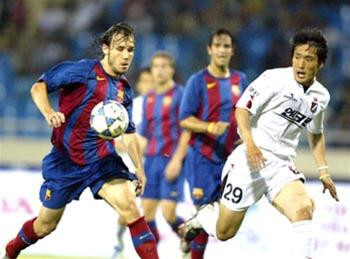 Barcelona B (trái) sớm đăng quang sau trận thắng thứ hai