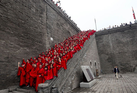 ...cùng chụp hình tại thành cổ