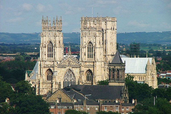 York Minster, Vương quốc Anh: là một trong hai nhà thờ Gothic lớn nhất miền Bắc châu Âu, là nơi ghi nhận tất cả các giai đoạn phát triển của kiến trúc Gothic ở Anh. Nhà thờ được xây dựng vào khoảng năm 1230 và hoàn thành năm 1472