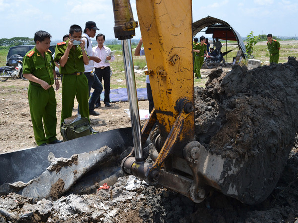Công an phát hiện một vụ chôn rác độc hại xuống lòng đất. Ảnh: L.N