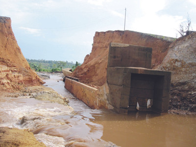 Vỡ cống dẫn nước có thể là nguyên nhân gây vỡ đập Ia Krel 2. Ảnh: huỳnh kiên. Vỡ cống dẫn nước có thể là nguyên nhân gây vỡ đập Ia Krel 2. Ảnh: huỳnh kiên