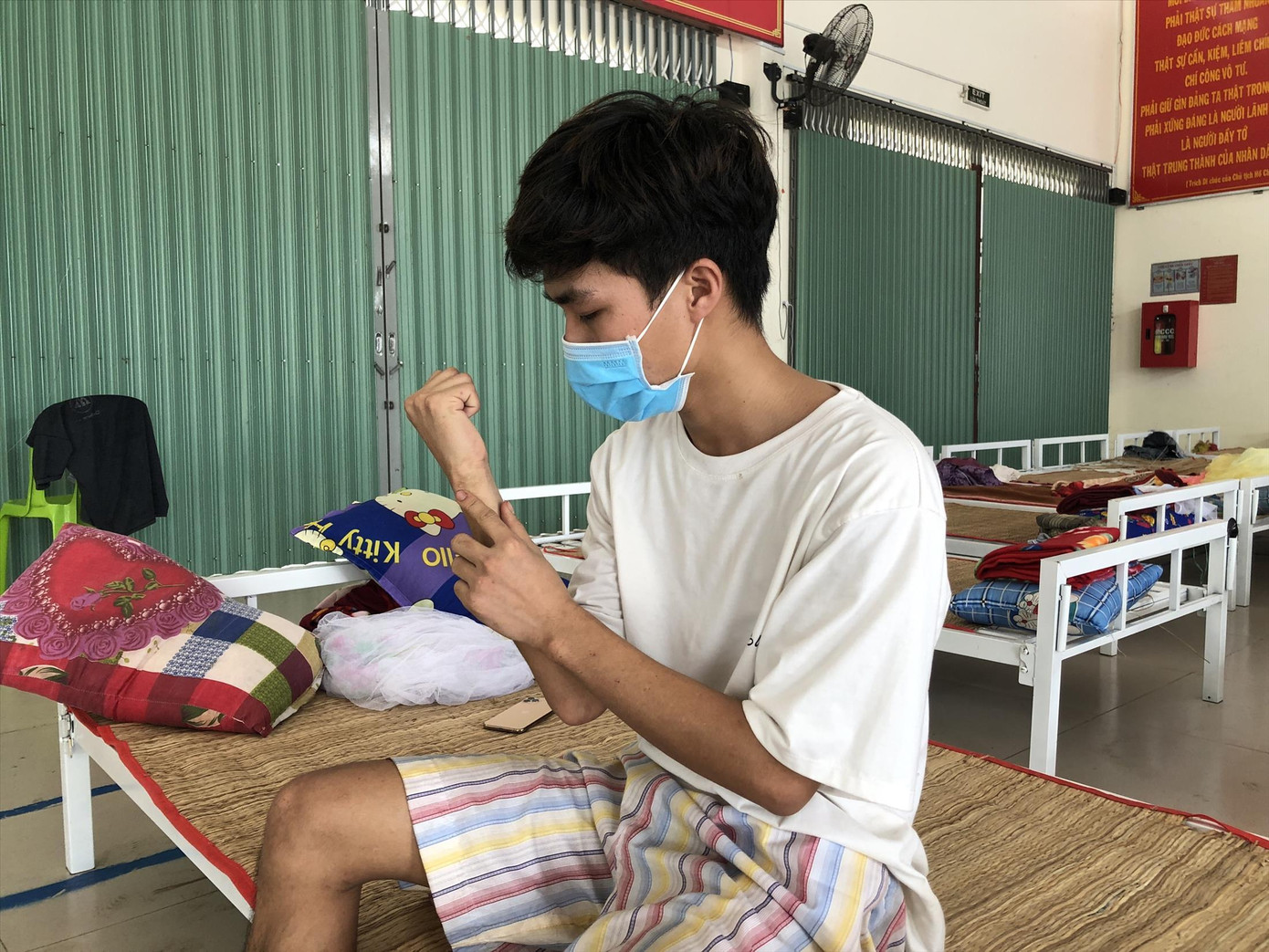 L.V.H chỉ vào các vết chích điện còn in hằn trên tay Ảnh: Kim Hà